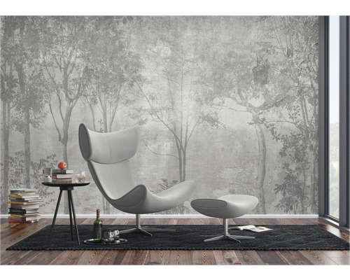 Wohnzimmer mit Fototapete Waldmotiv, Sessel und Beistelltisch