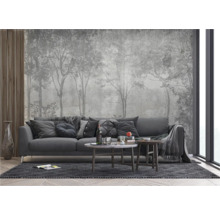 Wohnzimmer mit Sofa, Tisch und Fototapete mit Waldmotiv für eine helle und natürliche Atmosphäre