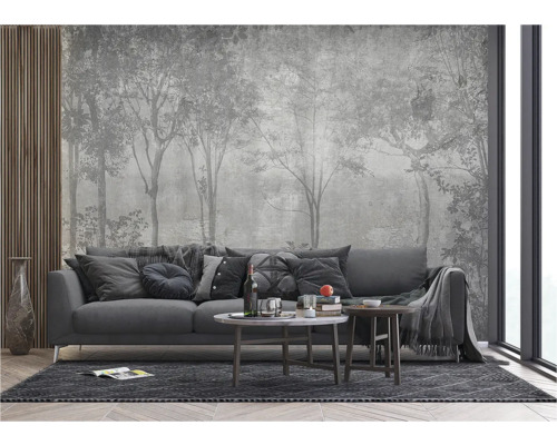 Wohnzimmer mit Sofa, Tisch und Fototapete mit Waldmotiv für eine helle und natürliche Atmosphäre