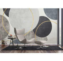 Wohnzimmer mit geometrischer Kreistapete, Sessel und Beistelltisch