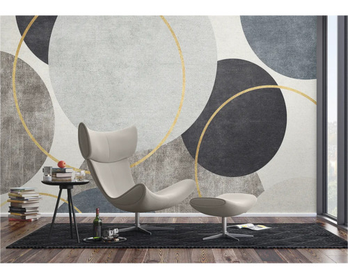 Wohnzimmer mit geometrischer Kreistapete, Sessel und Beistelltisch