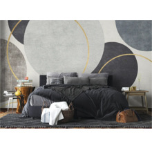 Schlafzimmer mit Bett, Nachttischen und Wandtapete mit geometrischen Formen