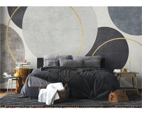 Schlafzimmer mit Bett, Nachttischen und Wandtapete mit geometrischen Formen
