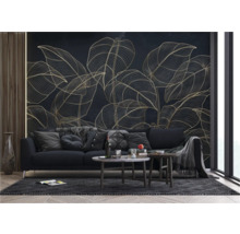 Wohnzimmer mit einer Wandtapete mit Blattmuster, einem Sofa und Couchtischen.