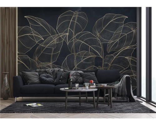 Wohnzimmer mit einer Wandtapete mit Blattmuster, einem Sofa und Couchtischen.