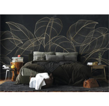 Schlafzimmer mit Bett, Nachttischen und einer Wandtapete mit Blattmuster