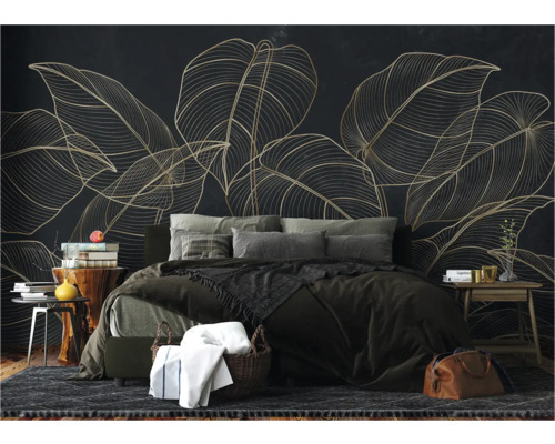 Schlafzimmer mit Bett, Nachttischen und einer Wandtapete mit Blattmuster