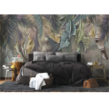 Schlafzimmer mit Wandtapete mit Dschungelmotiv, Bett, Beistelltischen und dekorativen Accessoires, die eine ruhige Atmosphäre schaffen.