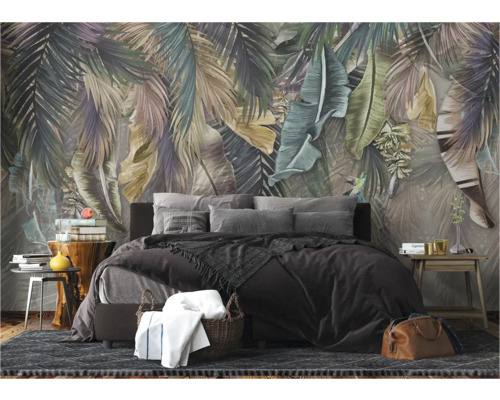 Schlafzimmer mit Wandtapete mit Dschungelmotiv, Bett, Beistelltischen und dekorativen Accessoires, die eine ruhige Atmosphäre schaffen.