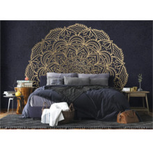 Schlafzimmer mit Wandtapete mit Mandala-Motiv, Bett und Beistelltischen für eine gemütliche Atmosphäre