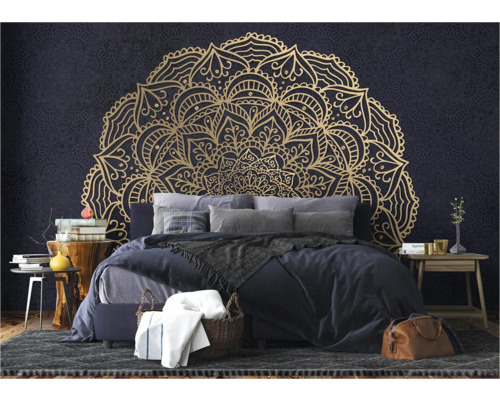 Schlafzimmer mit Wandtapete mit Mandala-Motiv, Bett und Beistelltischen für eine gemütliche Atmosphäre