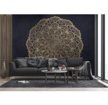 Wohnzimmer mit Sofa, Couchtischen und einer Wand mit goldenem Mandala-Muster