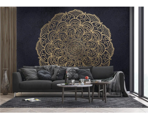 Wohnzimmer mit Sofa, Couchtischen und einer Wand mit goldenem Mandala-Muster