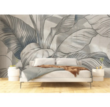 Schlafzimmer mit floraler Fototapete, Bett und Nachttischen