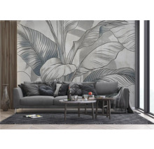 Wohnzimmer mit Sofa und Wandtapete mit Pflanzenmotiv
