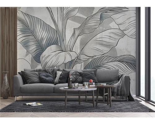 Wohnzimmer mit Sofa und Wandtapete mit Pflanzenmotiv