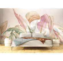 Schlafzimmer mit Bett und Wandtapete mit floralem Blattmotiv