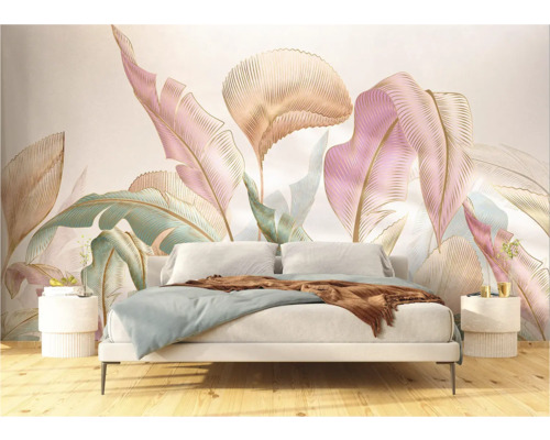 Schlafzimmer mit Bett und Wandtapete mit floralem Blattmotiv