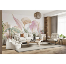 Wohnzimmer mit Sofa, Sessel, Couchtisch, Stehlampe und gemusterter Tapete für ein stilvolles Ambiente