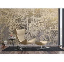 Wohnzimmer mit Designertapete, Sessel und Dekoration