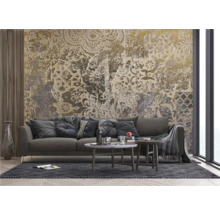 Wohnzimmer mit Sofa, Couchtischen und gemusterter Tapete