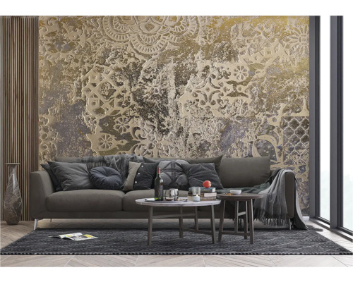 Wohnzimmer mit Sofa, Couchtischen und gemusterter Tapete
