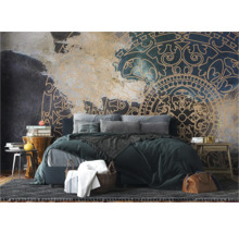 Schlafzimmer mit Bett und Wandbild mit Ornamenten