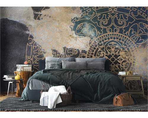Schlafzimmer mit Bett und Wandbild mit Ornamenten