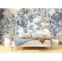 Schlafzimmer mit Bett vor einer Fototapete mit Blumenmuster
