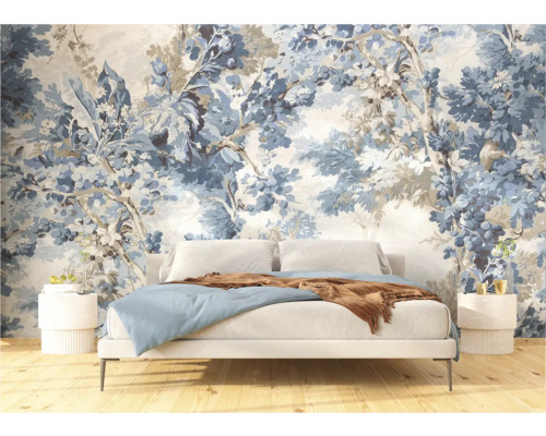 Schlafzimmer mit Bett vor einer Fototapete mit Blumenmuster