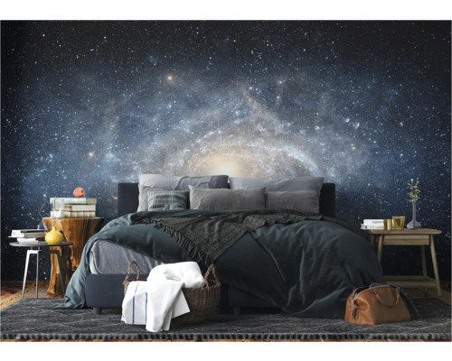 Schlafzimmer mit Galaxie-Fototapete, Bett, Teppich und Beistelltischen.