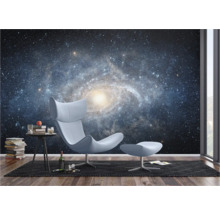 Wohnzimmer mit Sessel und Galaxie-Fototapete