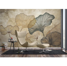 Wohnzimmer mit Sessel, Beistelltisch und Fototapete mit Blättermotiv
