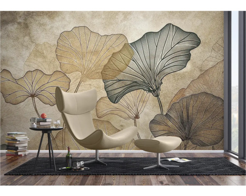 Wohnzimmer mit Sessel, Beistelltisch und Fototapete mit Blättermotiv