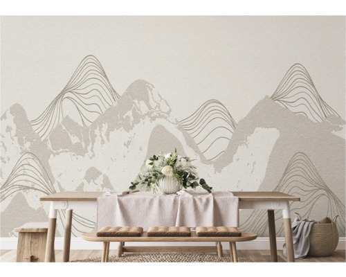 Wohnraum mit Esstisch und Wandgestaltung mit Bergmotiv