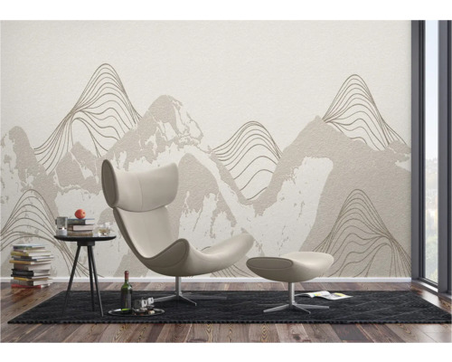 Wohnzimmer mit Sessel, Beistelltisch und Wandtapete mit Bergmotiv