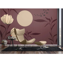 Dekorative Tapete mit floralen Motiven, Stuhl und Beistelltisch für eine gemütliche Raumatmosphäre.