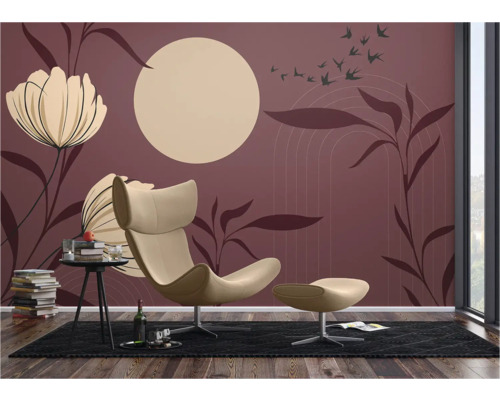 Dekorative Tapete mit floralen Motiven, Stuhl und Beistelltisch für eine gemütliche Raumatmosphäre.