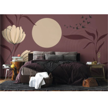 Schlafzimmer mit dekorativer Wandtapete mit Blumen- und Vogelelementen