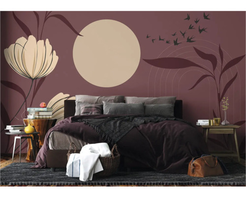 Schlafzimmer mit dekorativer Wandtapete mit Blumen- und Vogelelementen
