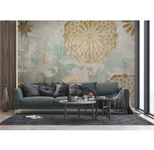 Dekoratives Wohnzimmer mit Sofa, Couchtischen und gemusterter Tapete
