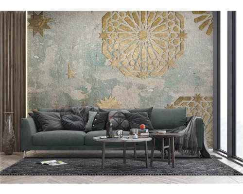 Dekoratives Wohnzimmer mit Sofa, Couchtischen und gemusterter Tapete
