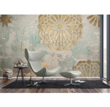 Wohnraum mit Sessel, Beistelltisch und Fototapete mit Ornamentmuster
