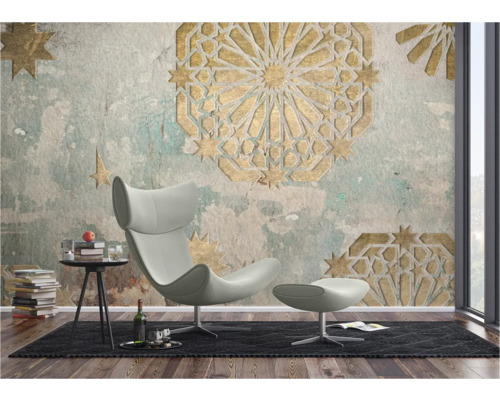 Wohnraum mit Sessel, Beistelltisch und Fototapete mit Ornamentmuster