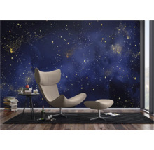 Wohnzimmer mit Sternenhimmel-Tapete, Sessel und Beistelltisch