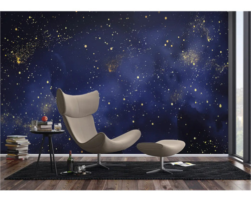 Wohnzimmer mit Sternenhimmel-Tapete, Sessel und Beistelltisch