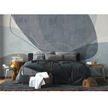 Schlafzimmer mit Bett vor einer Wand mit abstraktem Muster