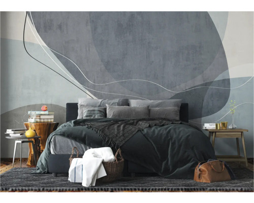 Schlafzimmer mit Bett vor einer Wand mit abstraktem Muster