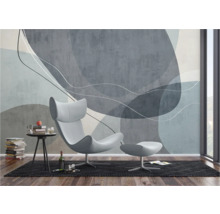 Wohnzimmer mit Sessel, Beistelltisch und abstrakter Wandtapete für eine moderne Raumgestaltung