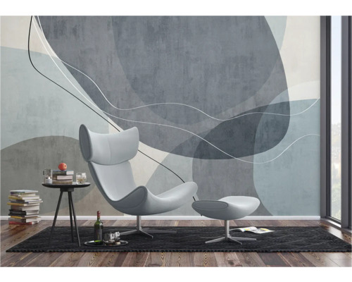 Wohnzimmer mit Sessel, Beistelltisch und abstrakter Wandtapete für eine moderne Raumgestaltung